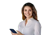 Lächelnde Frau in weißem Hemd hält Smartphone